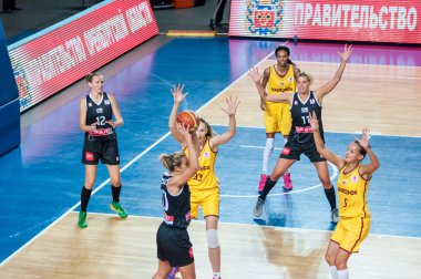 Kızlar basketbol oynamak.