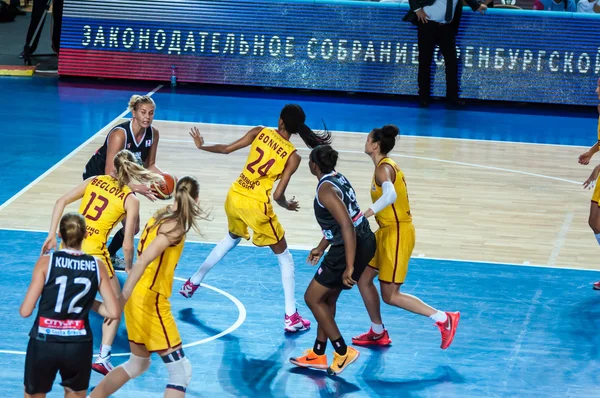 Meninas jogar basquete . — Fotografia de Stock