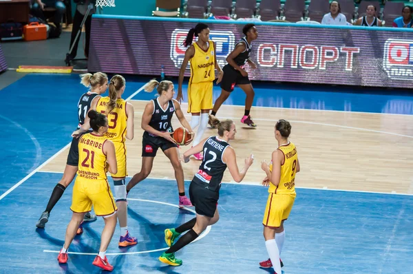 Meninas jogar basquete . — Fotografia de Stock