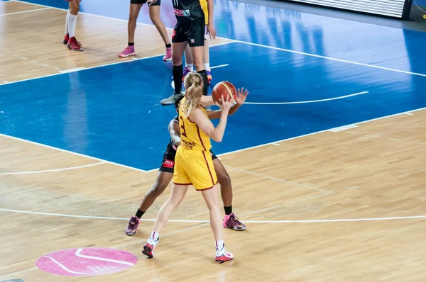 Tjejer spelar basket. — Stockfoto