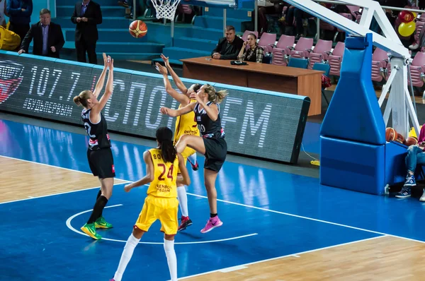 Dívky hrát basketbal. — Stock fotografie