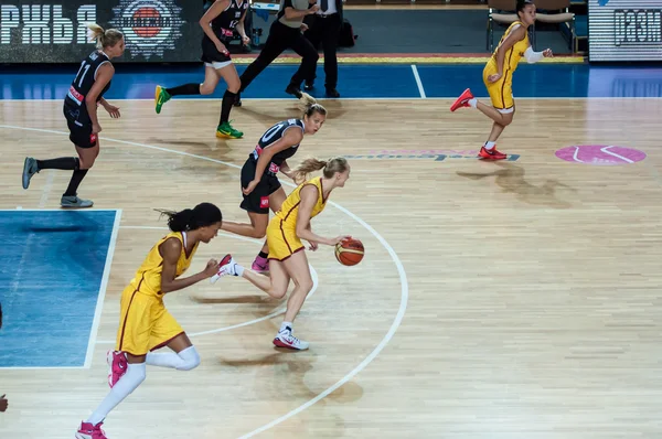 Le ragazze giocano a basket . — Foto Stock