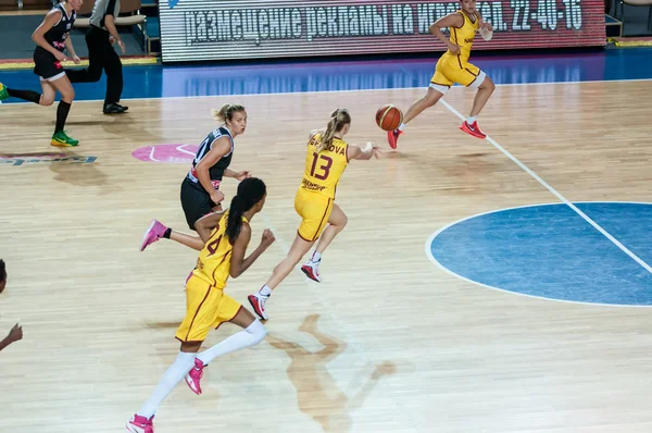Kızlar basketbol oynamak. — Stok fotoğraf