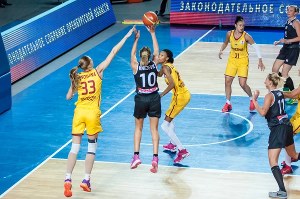 Dívky hrát basketbal. — Stock fotografie