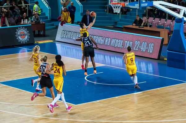 Girls play basketball. — Stock Photo, Image