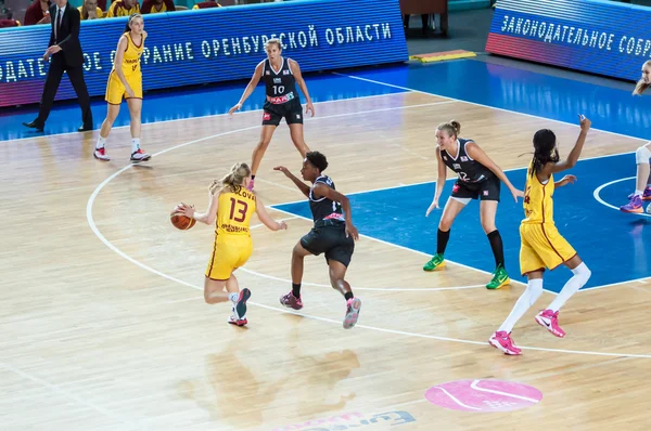 Meninas jogar basquete . — Fotografia de Stock