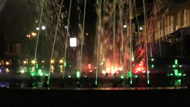 在晚上的彩色喷泉 — 图库视频影像