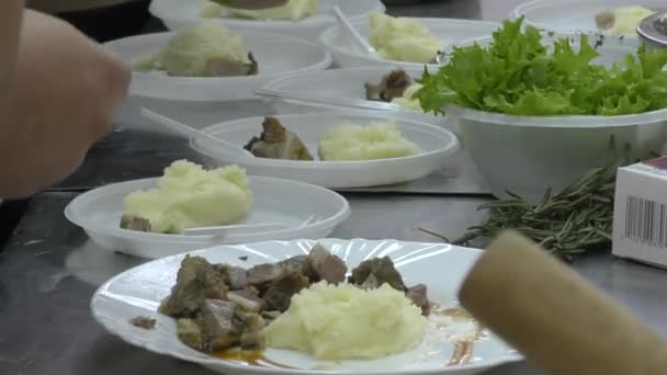 O cozinheiro prepara a carne — Vídeo de Stock