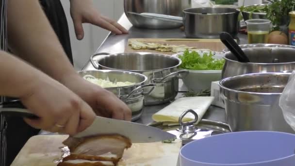 El Cocinero prepara la carne — Vídeos de Stock