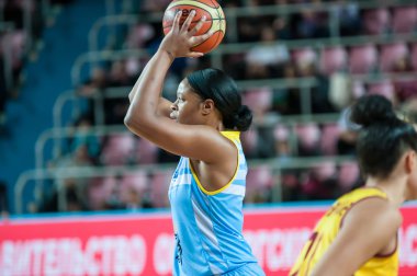 Kızlar basketbol oynamak.