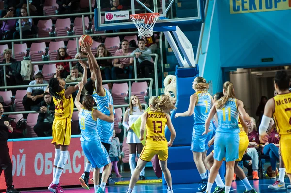 Dívky hrát basketbal. — Stock fotografie