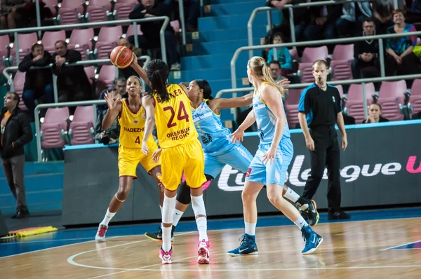 Girls play basketball. — Stock Photo, Image