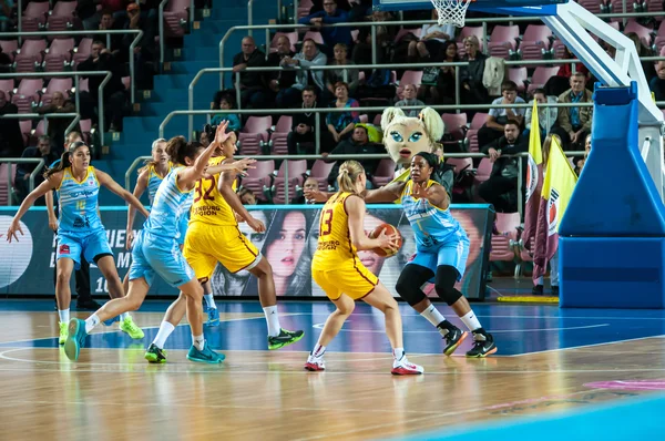 Meisjes spelen basketbal. — Stockfoto
