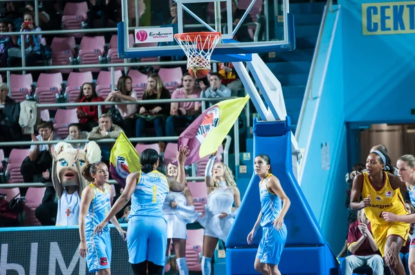 Girls play basketball. — Stock Photo, Image