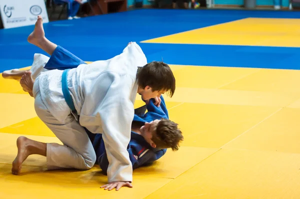Jungen messen sich im Judo — Stockfoto