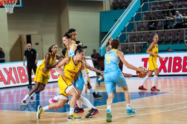 Kızlar basketbol oynamak.