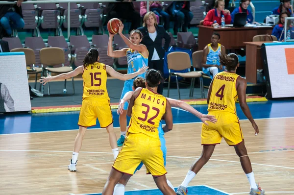 Dívky hrát basketbal. — Stock fotografie