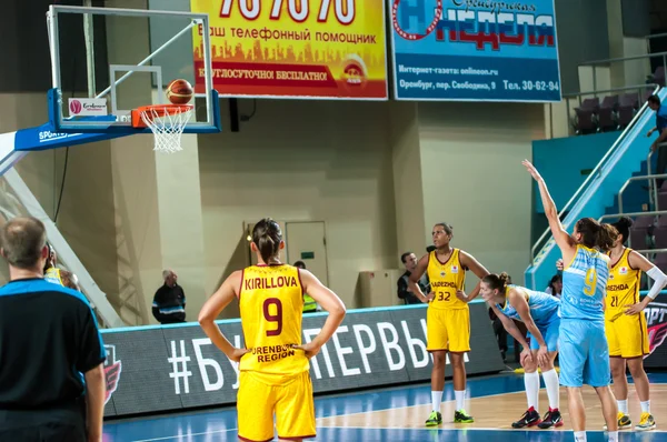 Meninas jogar basquete . — Fotografia de Stock