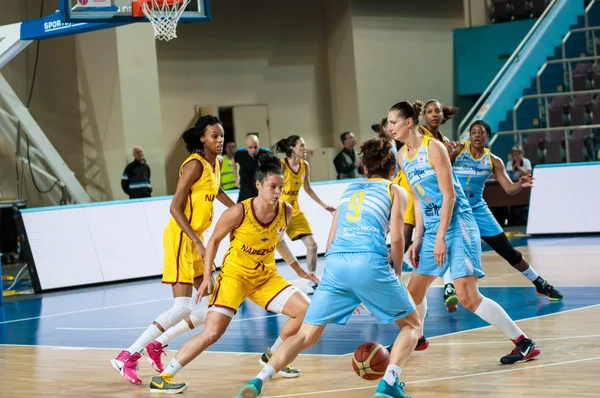 Kızlar basketbol oynamak. — Stok fotoğraf