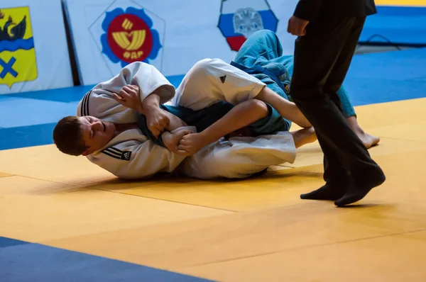 Meninos competem em judô. — Fotografia de Stock