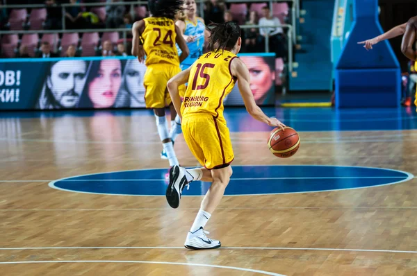 Mädchen spielen Basketball. — Stockfoto