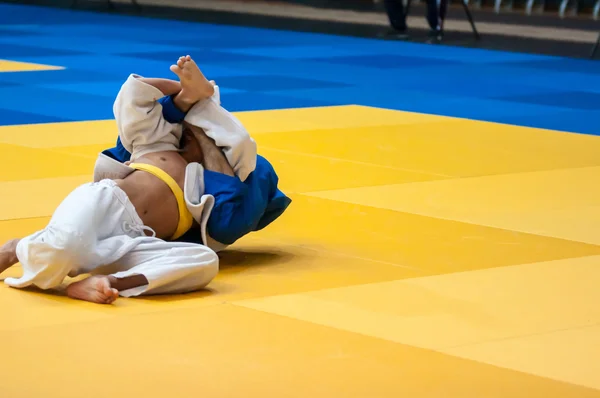 Chicos compiten en Judo. — Foto de Stock