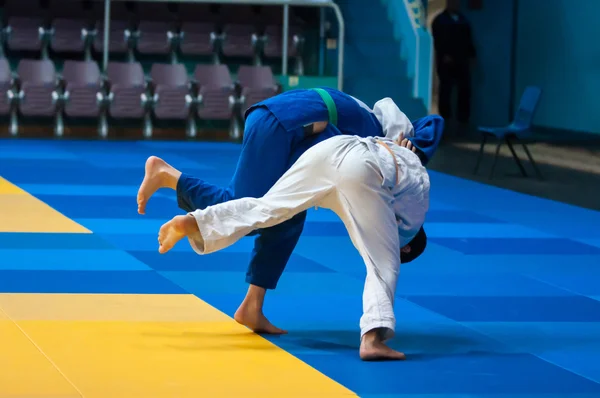 Jongens strijden in Judo. — Stockfoto