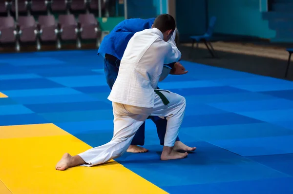 Meninos competem em judô. — Fotografia de Stock