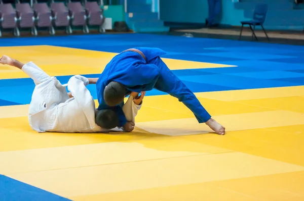 Meninos competem em judô. — Fotografia de Stock