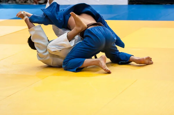 Jungen messen sich im Judo. — Stockfoto