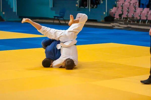 Meninos competem em judô. — Fotografia de Stock