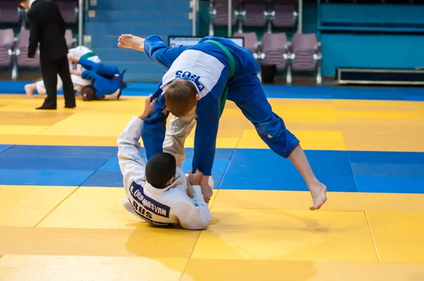 Jongens strijden in Judo. — Stockfoto