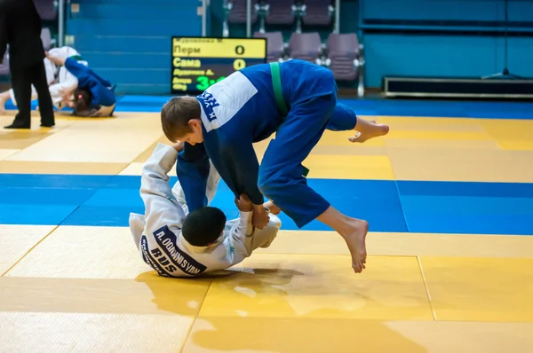 Jongens strijden in Judo. — Stockfoto