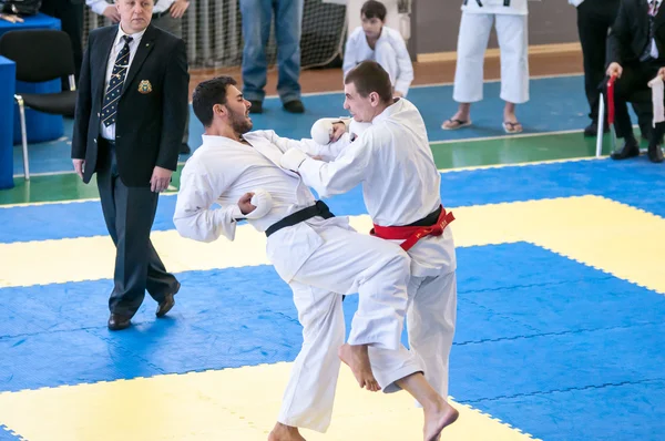 Los chicos compiten en karate —  Fotos de Stock