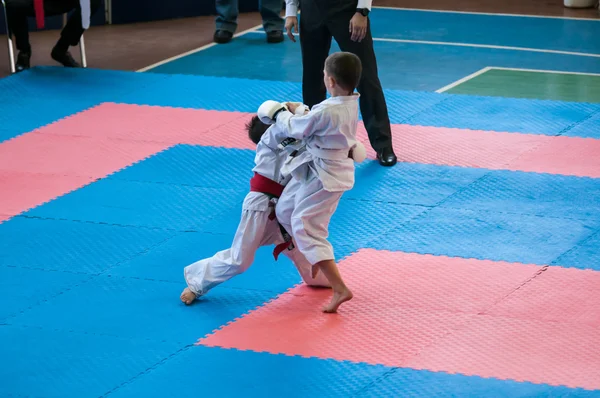 Kinderen concurreren in karate — Stockfoto