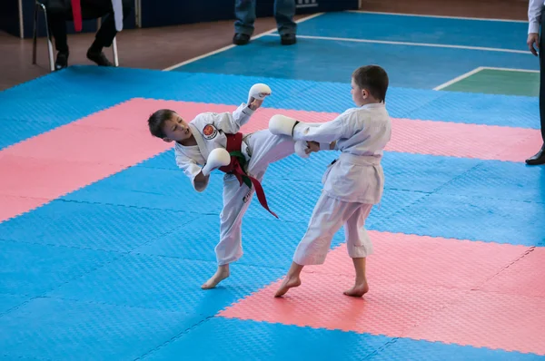 Barn tävla i karate — Stockfoto