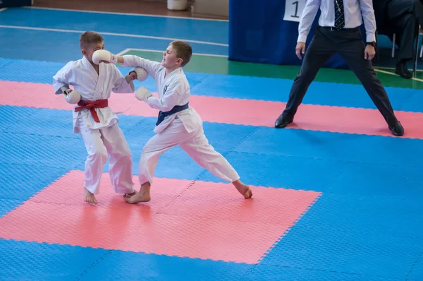 Kinder messen sich im Karate — Stockfoto