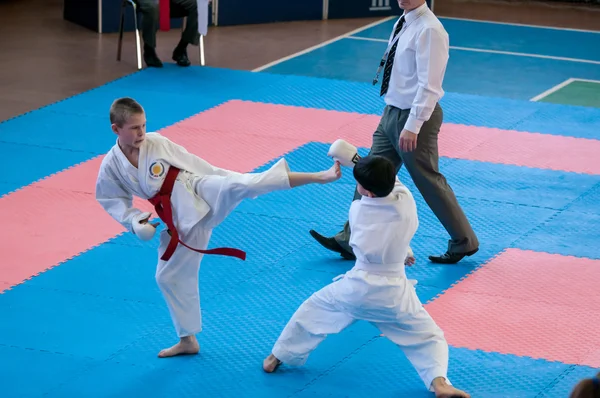 Děti soutěží v karate — Stock fotografie