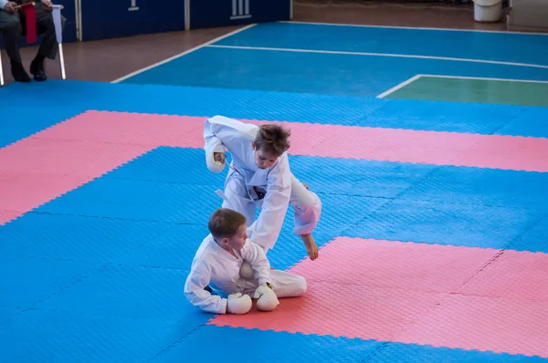 Kinder messen sich im Karate — Stockfoto