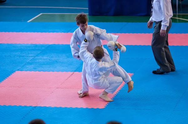 Los niños compiten en karate — Foto de Stock