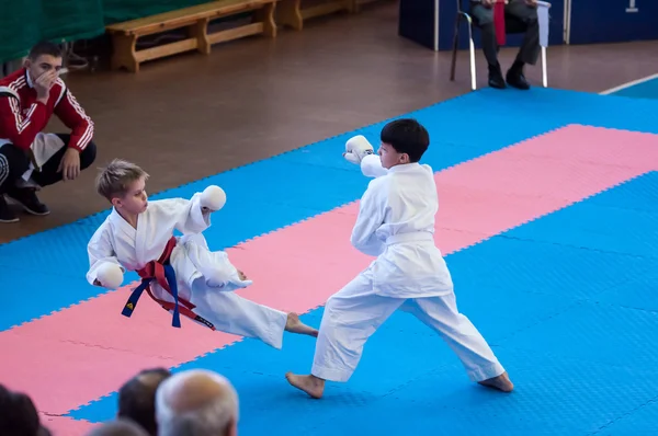 Kinder messen sich im Karate — Stockfoto