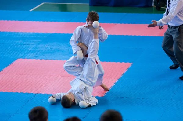 Children compete in karate — Stock Photo, Image
