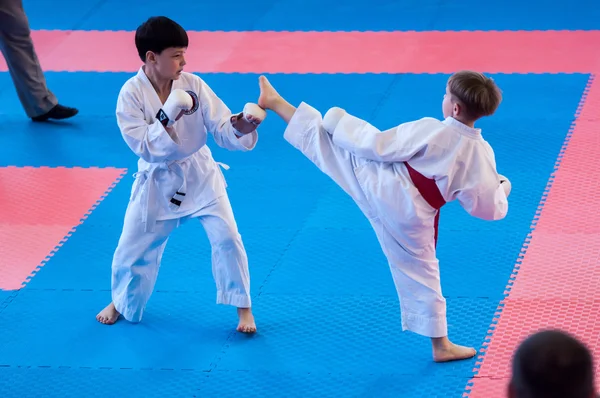 Çocuk karate içinde rekabet — Stok fotoğraf