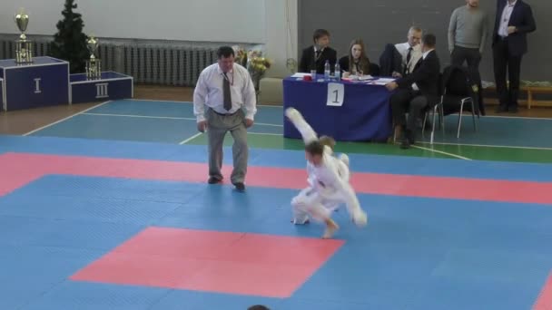 Kinderen concurreren in karate — Stockvideo