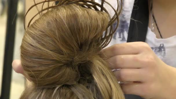 Penata rambut membuat gaya rambut wanita — Stok Video