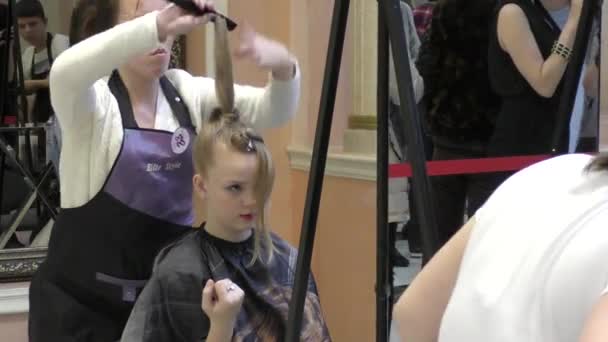 Hairdresser makes woman hairstyle — Stock Video