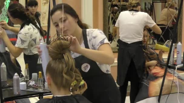 Hairdresser makes woman hairstyle — Stock Video