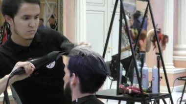 Yarışma kuaförde erkek saç modeli yapar