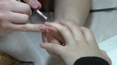 Kız güzel tırnak tasarım yapıyor