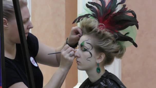 Maquiagem artista cria maquiagem — Vídeo de Stock